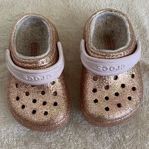 CROCS Kids' Glitter Clog in Rose Gold Pink